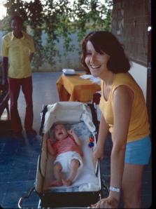 אמא שלי ביחד איתי בחוף השנהב, סוף שנת 1973